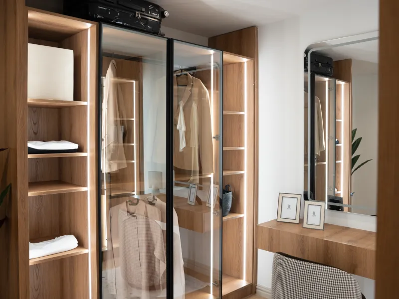 Twenty Pieces, Infinite Outfits: The Case for Owning Less and Wearing Better
